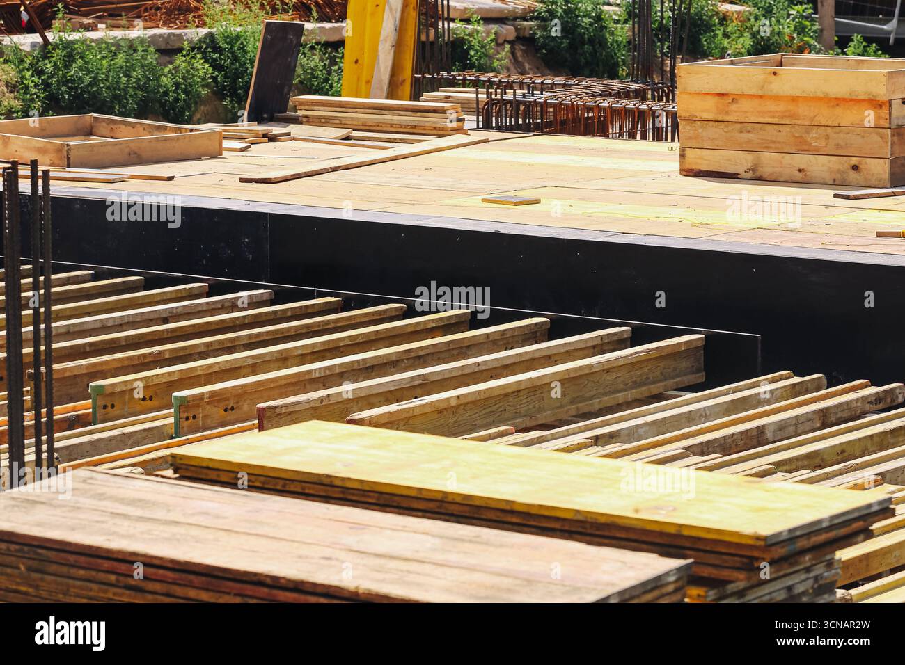 Cantiere con telai in acciaio. Costruzione industriale in fase di sviluppo. Architettura e formazione tecnica. Infrastrutture urbane. Foto Stock