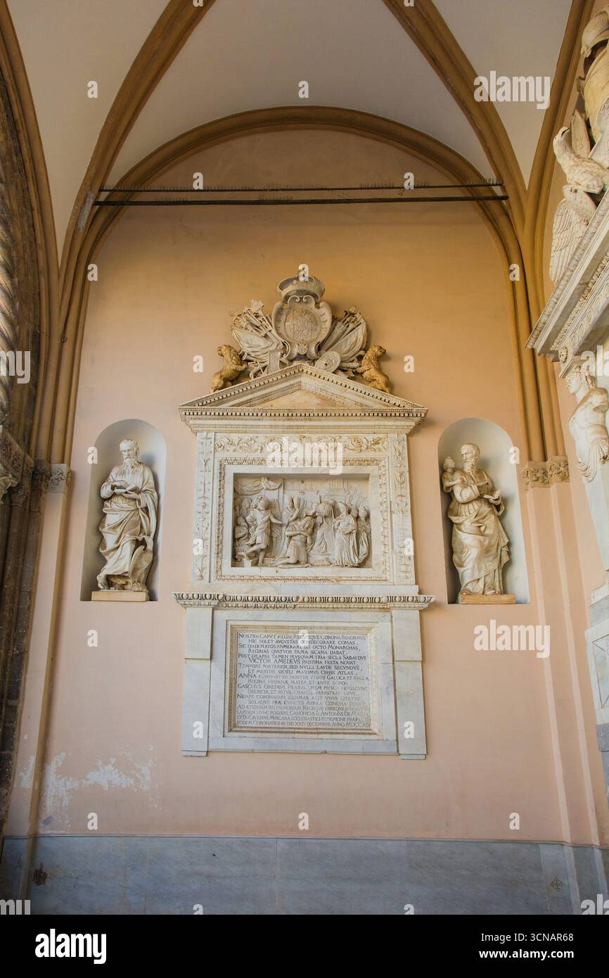 Un cenotafio marmoreo del XVIII secolo dedicato a Vittorio Amedeo e a sua moglie Anna Maria d'Orleans nel portico della Cattedrale di Palermo, Sicilia, Italia Foto Stock