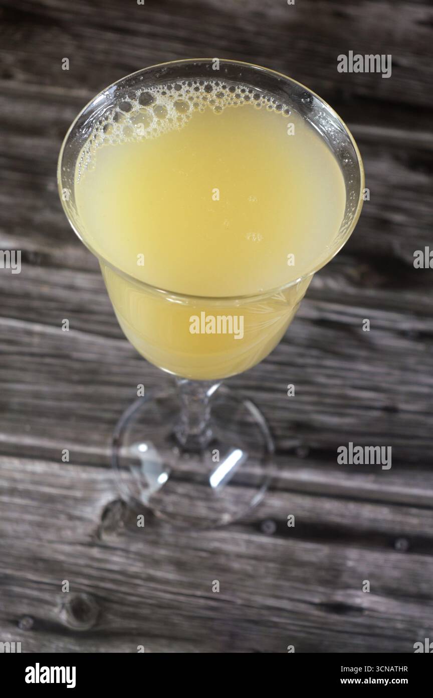 Succo di guava, una bevanda rinfrescante e densa di nutrienti, fatta di frutti tropicali di guava, nota per i suoi alti livelli di vitamina C, fibre alimentari e A. Foto Stock Succo di guava, una bevanda rinfrescante e densa di nutrienti, fatta di frutti tropicali di guava, nota per i suoi alti livelli di vitamina C, fibre alimentari e A. Foto Stock