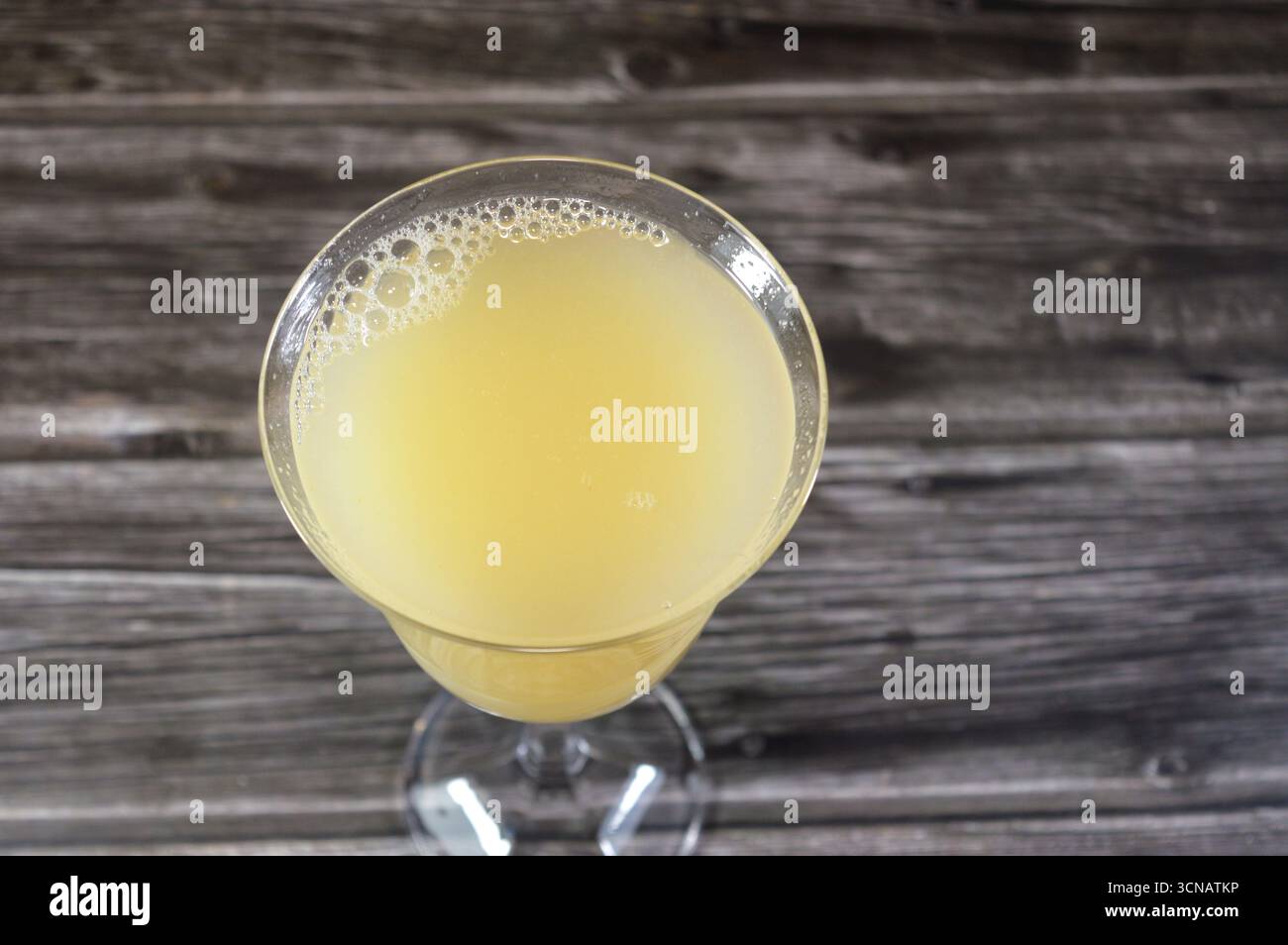 Succo di guava, una bevanda rinfrescante e densa di nutrienti, fatta di frutti tropicali di guava, nota per i suoi alti livelli di vitamina C, fibre alimentari e A. Foto Stock Succo di guava, una bevanda rinfrescante e densa di nutrienti, fatta di frutti tropicali di guava, nota per i suoi alti livelli di vitamina C, fibre alimentari e A. Foto Stock