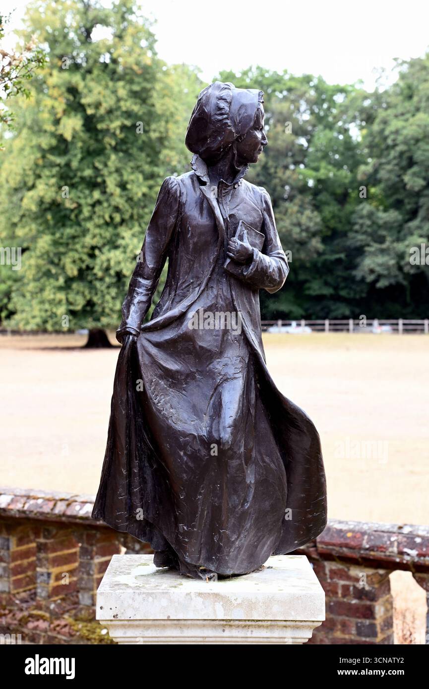 Statua di Jane Austen nel cimitero di St Nicholas Chawton. Fuso in bronzo, è stato presentato il 2018 giugno ed è da Adam Roud. Foto Stock