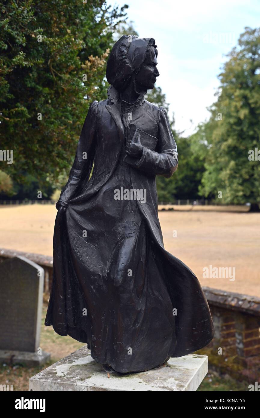 Statua di Jane Austen nel cimitero di St Nicholas Chawton. Fuso in bronzo, è stato presentato il 2018 giugno ed è da Adam Roud. Foto Stock