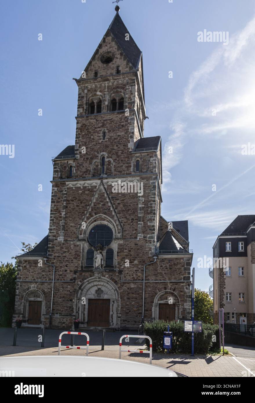 Vecchia cattedrale di Geisenheim con campanili e cielo blu Foto Stock