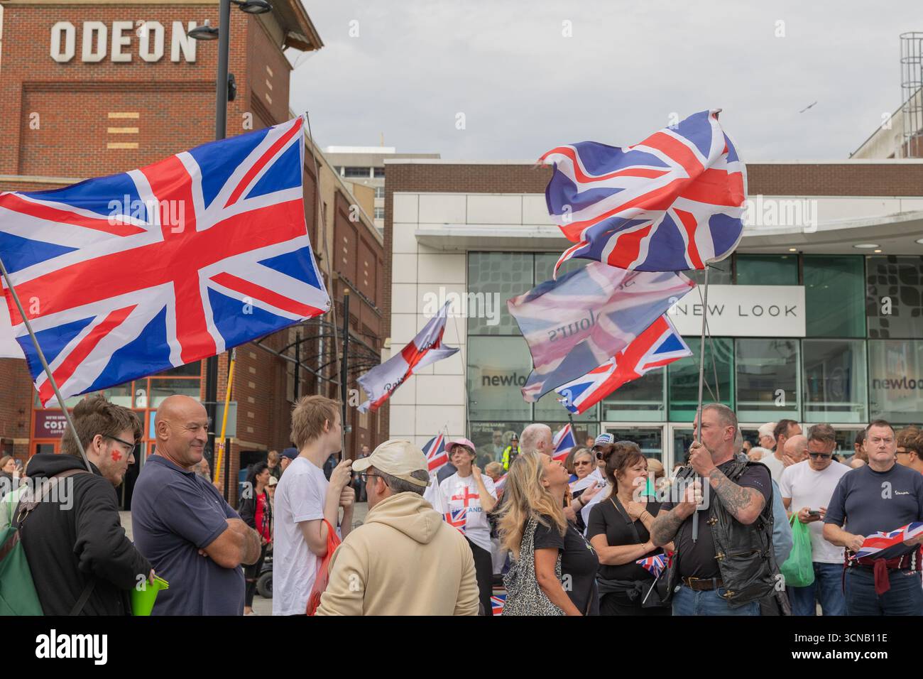 Southend on Sea, Regno Unito. 20 settembre 2025. Una folla si raduna fuori da un centro commerciale con il cinema Odeon e il negozio New Look, sventolando le bandiere Union Jack e indossando abiti patriottici. Una dimostrazione di unità organizzata dal candidato dell'UKIP Southend Francess Kray. La marcia ha lo scopo di mostrare unità con tutte le persone accolte, purché si vedano e si identifichino come inglesi. Penelope Barritt/Alamy Live News Foto Stock
