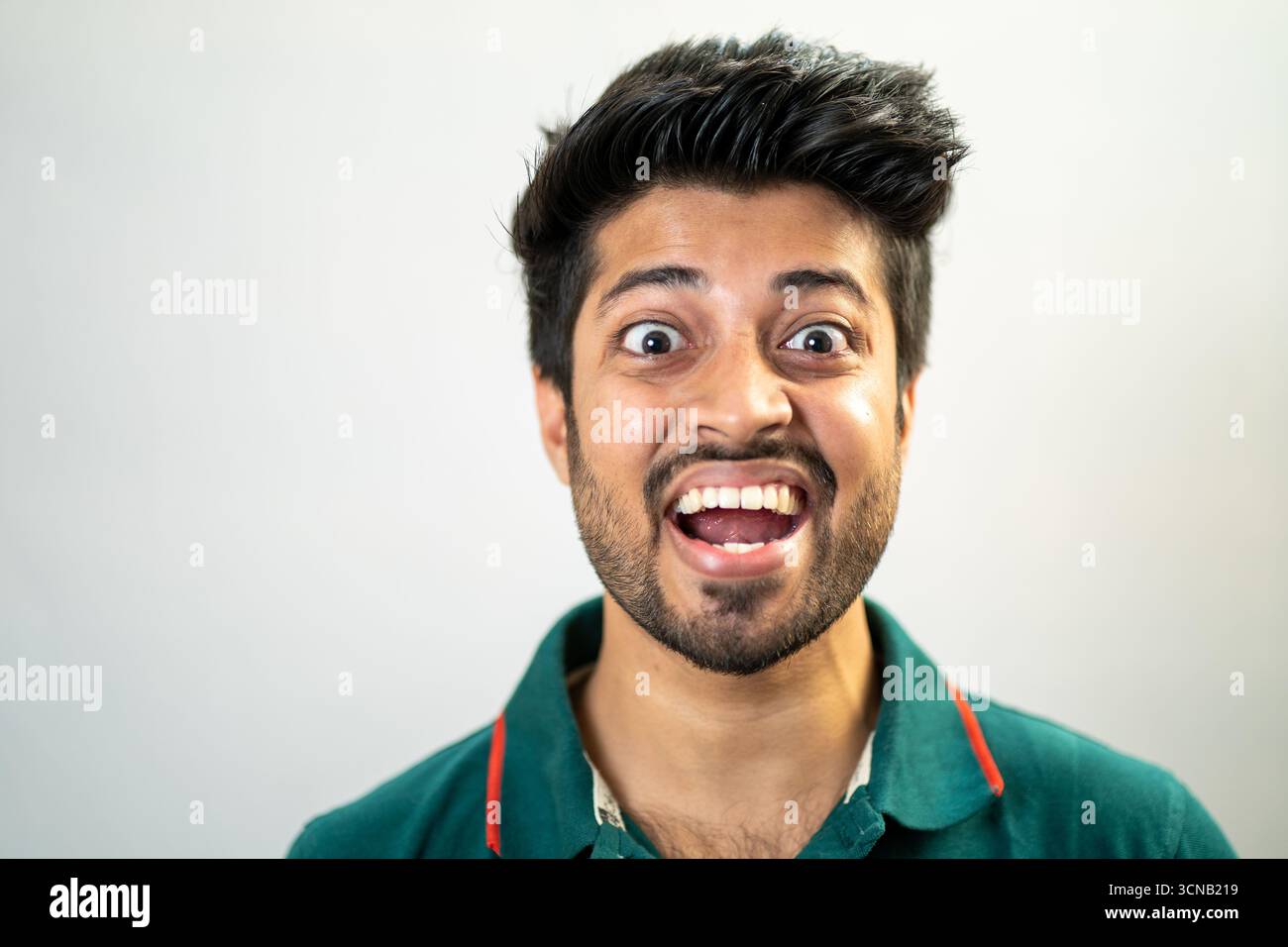 Un giovane con un'espressione scioccata, drammatica e dagli occhi larghi. Foto Stock Un giovane con un'espressione scioccata, drammatica e dagli occhi larghi. Foto Stock