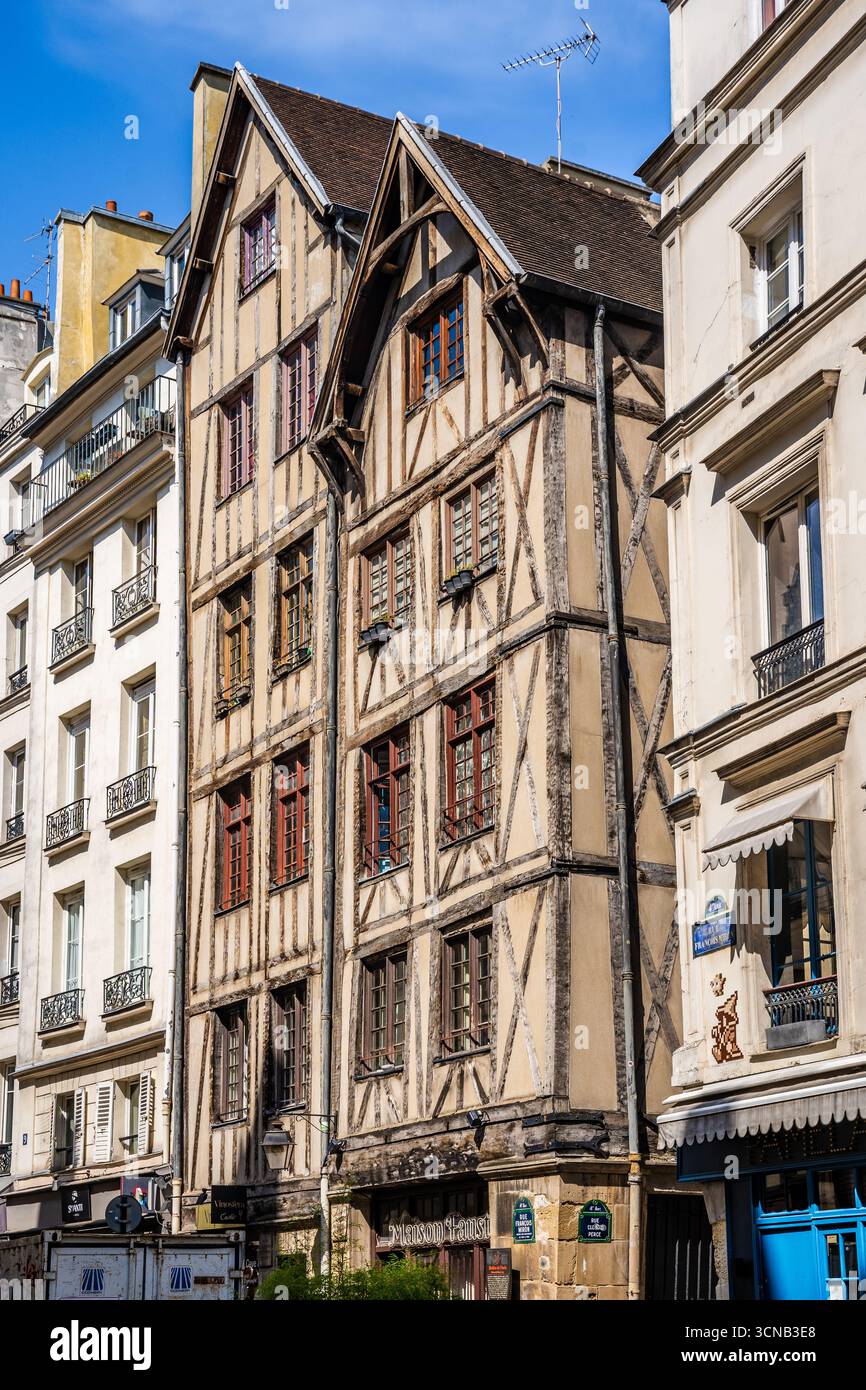 Case a graticcio in rue Francois Miron, tra le più antiche di Parigi, punto di riferimento architettonico medievale nello storico quartiere di Marais, Parigi, Francia Foto Stock