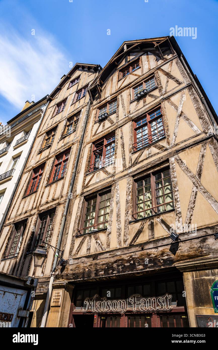 Case a graticcio in rue Francois Miron, tra le più antiche di Parigi, punto di riferimento architettonico medievale nello storico quartiere di Marais, Parigi, Francia Foto Stock