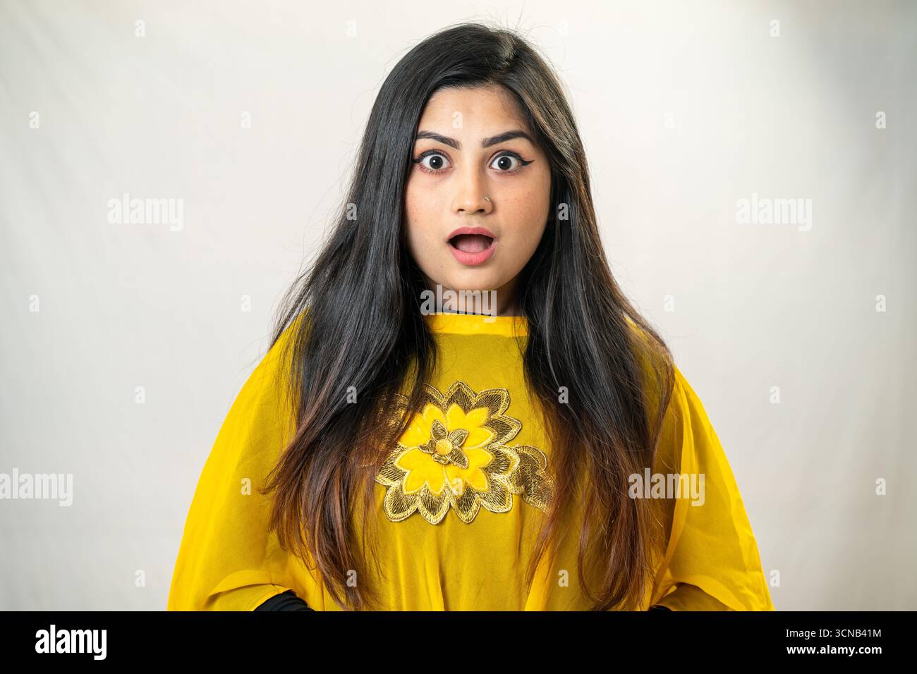 Una giovane donna con un'espressione scioccata e sorpresa. Foto Stock