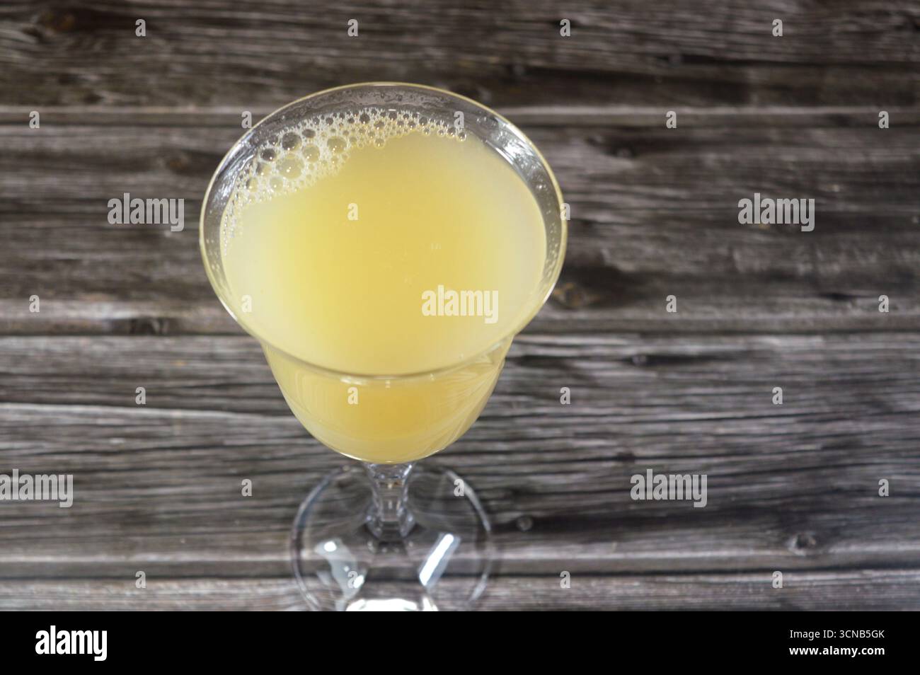 Succo di guava, una bevanda rinfrescante e densa di nutrienti, fatta di frutti tropicali di guava, nota per i suoi alti livelli di vitamina C, fibre alimentari e A. Foto Stock Succo di guava, una bevanda rinfrescante e densa di nutrienti, fatta di frutti tropicali di guava, nota per i suoi alti livelli di vitamina C, fibre alimentari e A. Foto Stock