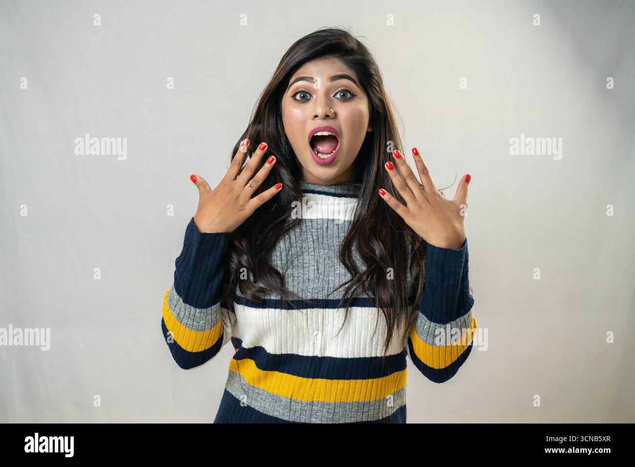 Una donna con un'espressione scioccata e sorpresa. Foto Stock