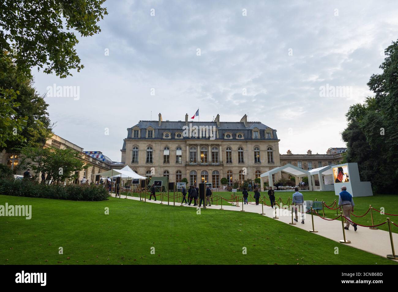 Parigi, Francia. 20 settembre 2025. Giardino durante la 42a edizione dei Journees Europeennes du Patrimoine (giorni del patrimonio europeo) presso l'Elysee Palace di Parigi, in Francia, il 20 settembre 2025. Foto di David Boyer/ABACAPRESS.COM credito: Abaca Press/Alamy Live News Foto Stock
