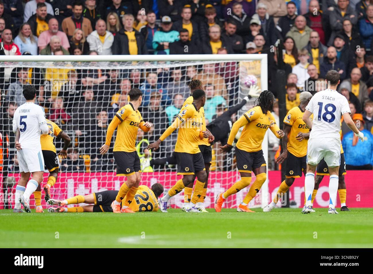 Anton Stach del Leeds United (a destra) segna il secondo gol della squadra durante la partita di Premier League al Molineux Stadium di Wolverhampton. Data foto: Sabato 20 settembre 2025. Foto Stock
