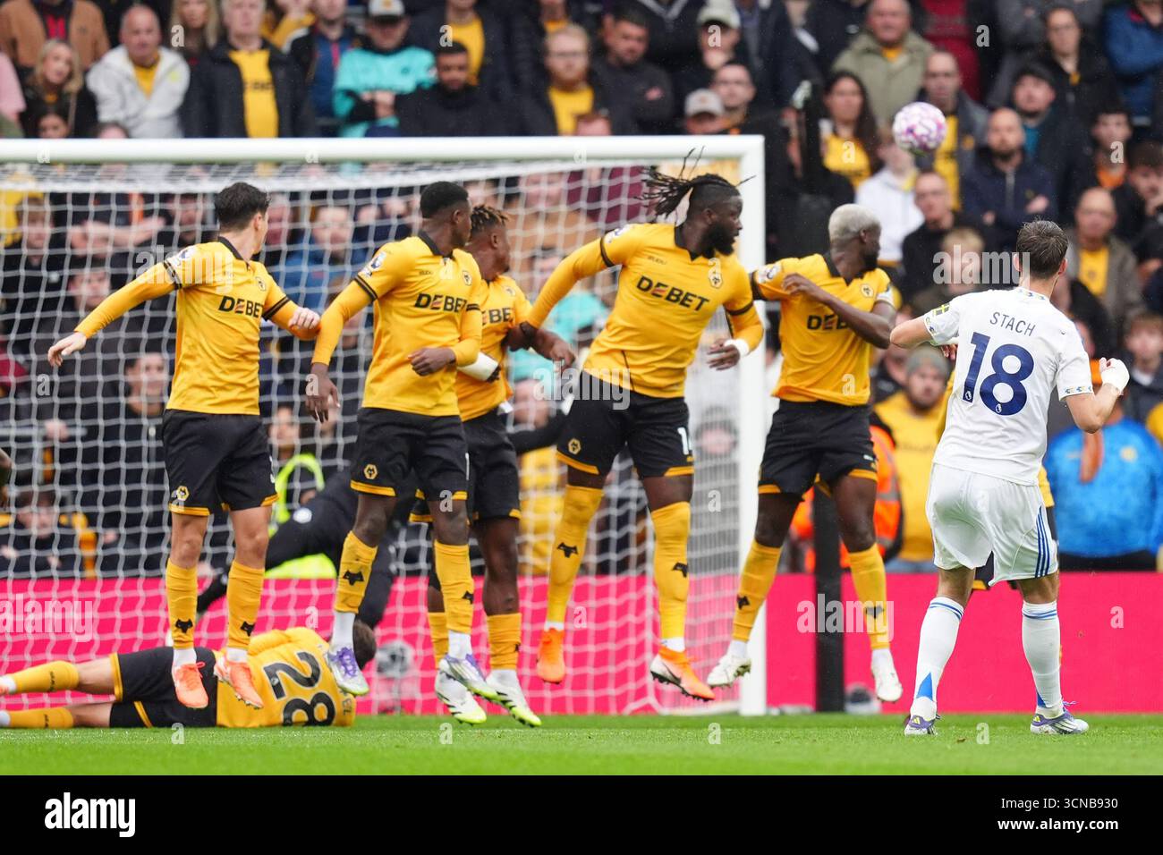 Anton Stach del Leeds United (a destra) segna il secondo gol della squadra durante la partita di Premier League al Molineux Stadium di Wolverhampton. Data foto: Sabato 20 settembre 2025. Foto Stock