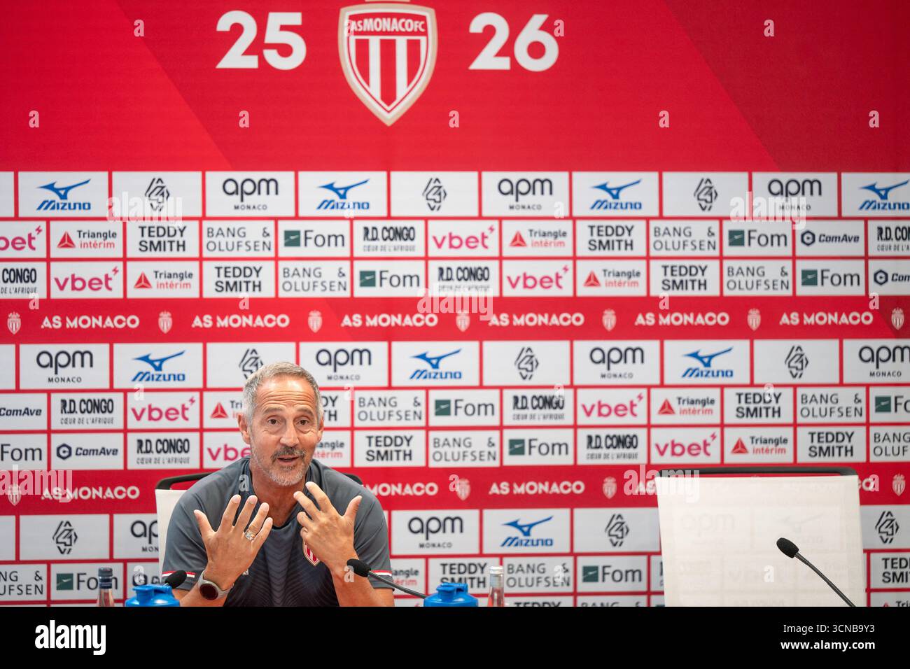 La Turbie, Francia. 20 settembre 2025. ADI Hutter, allenatore dell'AS Monaco Football Club, viene visto durante la conferenza stampa pre-partita in vista della partita di AS Monaco contro il FC Metz domenica 21 settembre, per la quinta giornata di Ligue 1 McDonald's, presso il centro di allenamento AS Monaco a la Turbie, in Francia, il 20 settembre 2025. Foto di Laurent Coust/ABACAPRESS.COM credito: Abaca Press/Alamy Live News Foto Stock