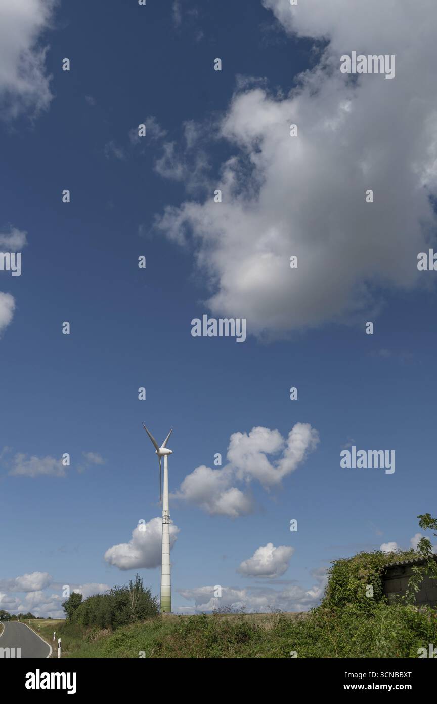 Turbina eolica, cielo nuvoloso, Karsberg, alta Franconia, Baviera, Germania Foto Stock
