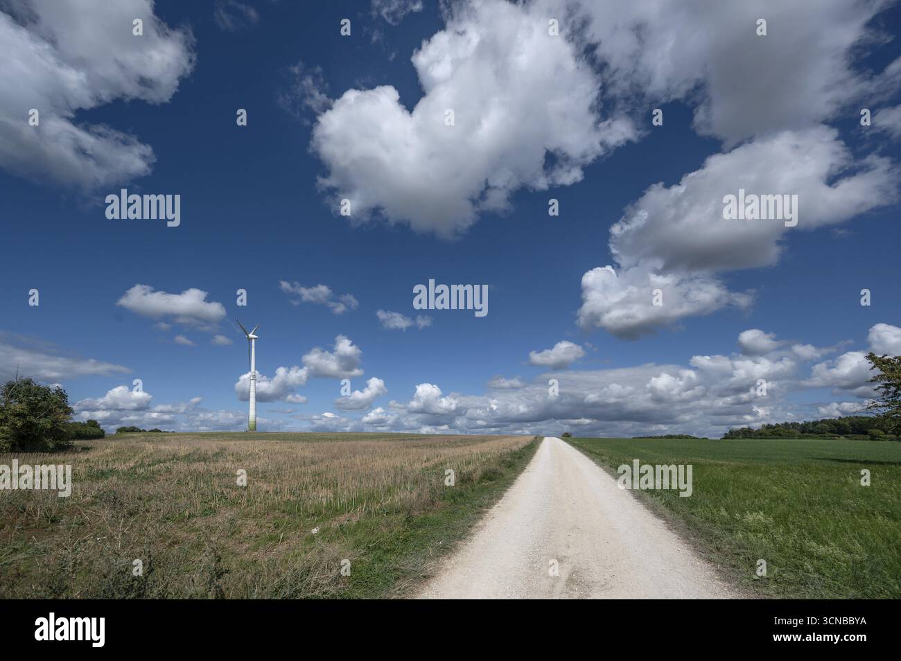 Paesaggio della Franconia con mulini a vento e nuvole, alta Franconia, Baviera, Germania Foto Stock