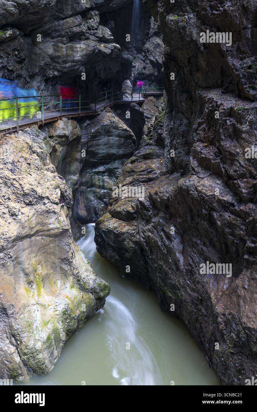 Breitach scorre attraverso gola, ruscello, Schrattenkalk, passerella pedonale, sentiero escursionistico, Breitachklamm, Oberstdorf, Allgaeu Alps, Baviera, Germania Foto Stock