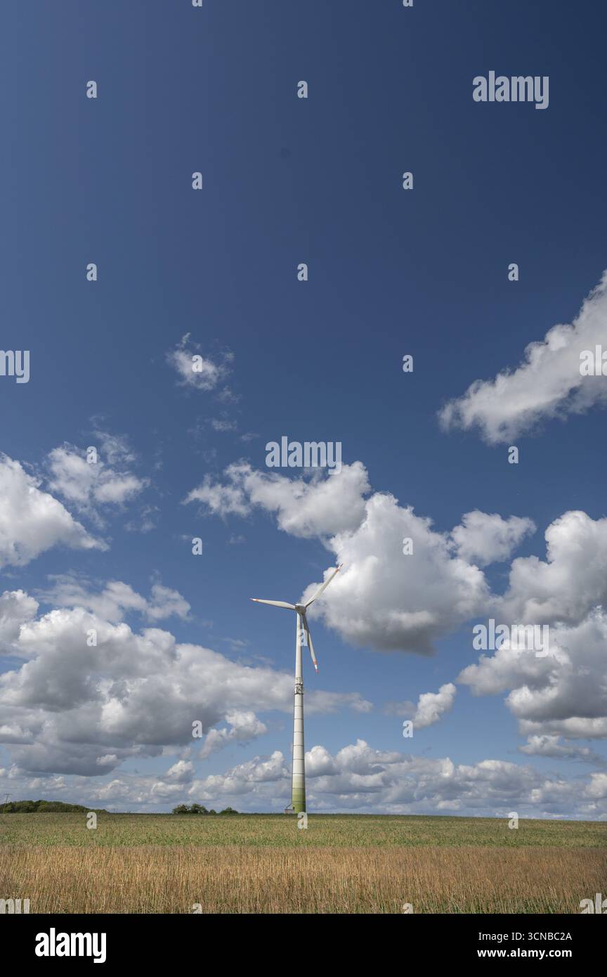 Turbina eolica in un paesaggio aperto, Karsberg, alta Franconia, Baviera, Germania Foto Stock
