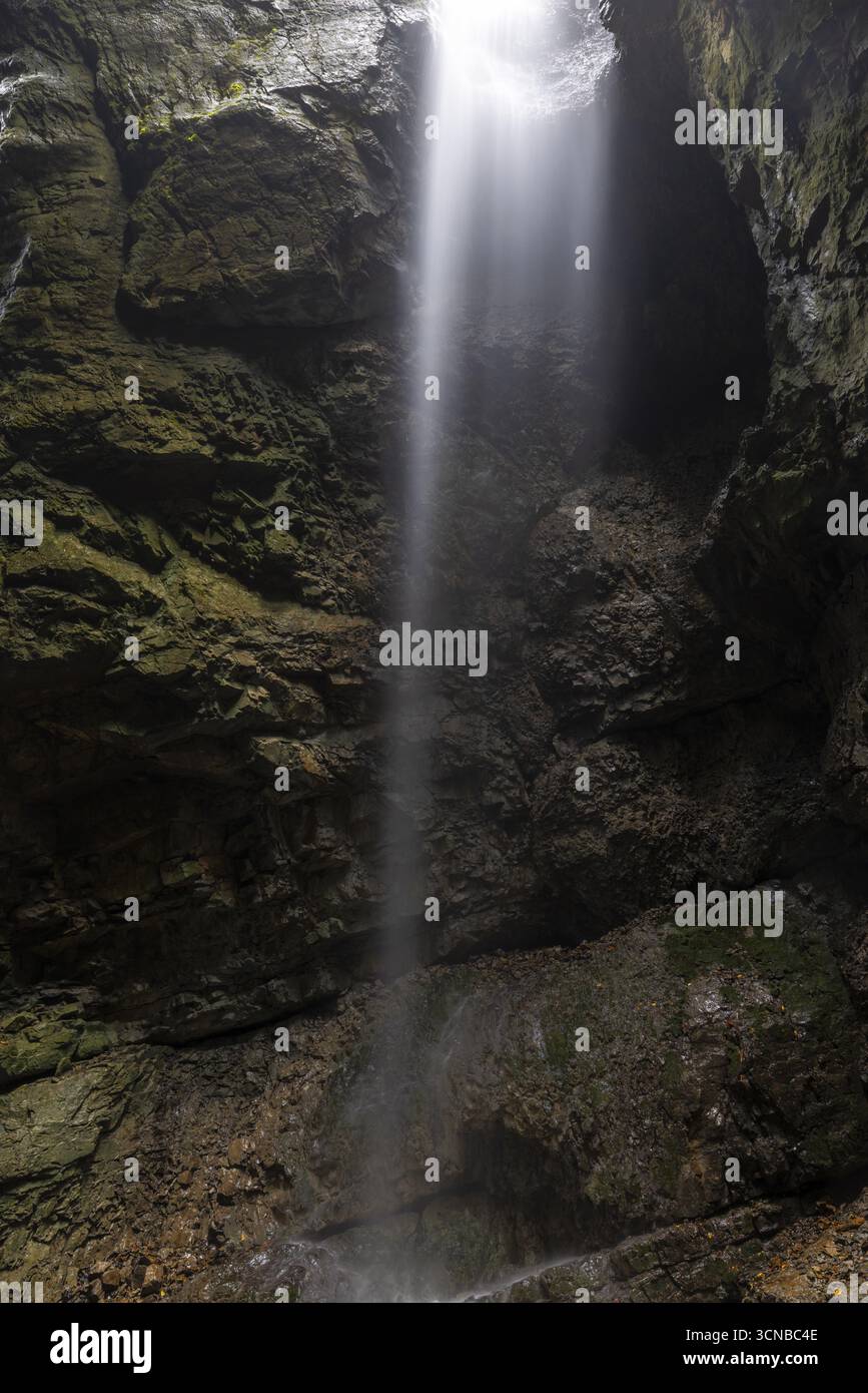 Acqua che sgorga nella gola, piccola cascata, Schrattenkalk, Breitachklamm, Oberstdorf, Alpi Allgaeu, Baviera, Germania Foto Stock