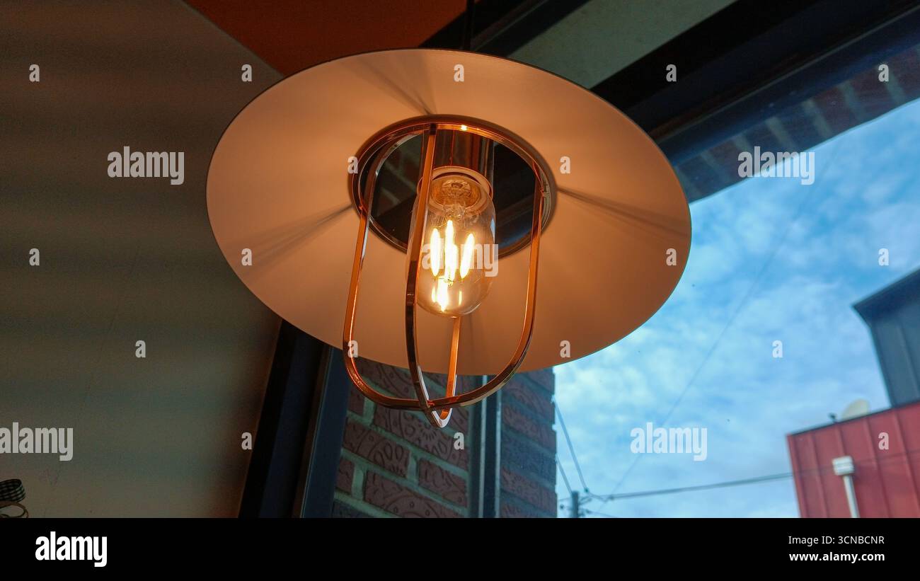 Calda luce a sospensione edison d'epoca in un ambiente accogliente Foto Stock