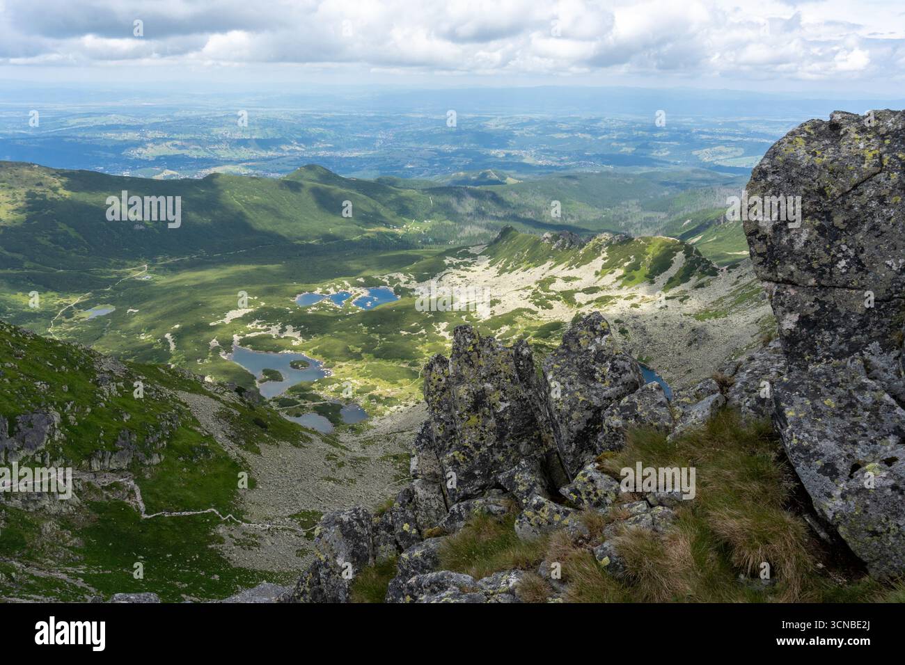 Splendida prospettiva sommitale dei laghi montuosi Tatra annidati nella valle glaciale con rocce di granito intemperie e viste infinite all'orizzonte. Concetto di geolo Foto Stock