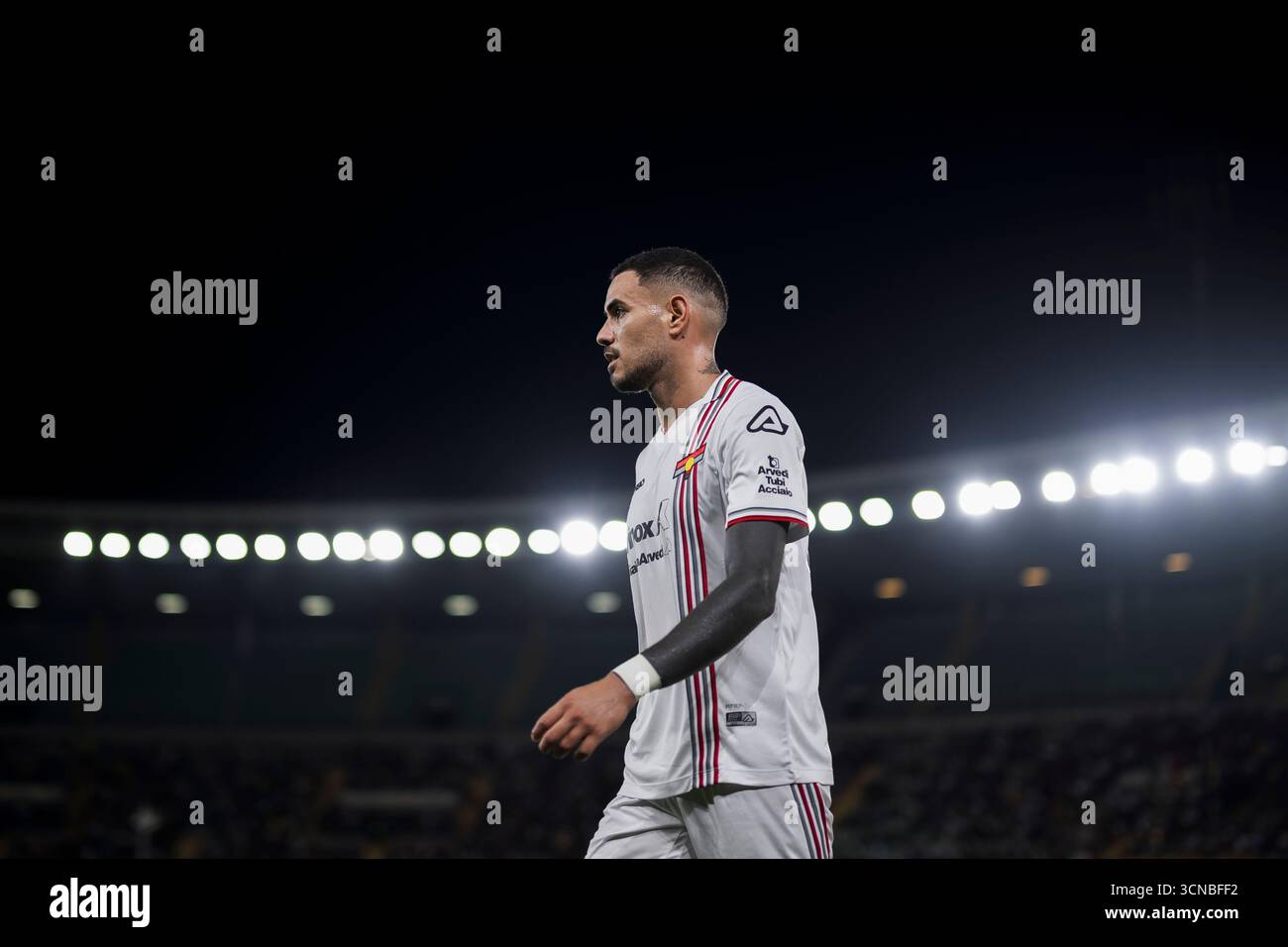 Antonio Sanabria degli Stati Uniti Cremonese guarda durante la partita di serie A tra Hellas Verona FC e US Cremonese. Il match terminò con 0-0 pareggi. Foto Stock