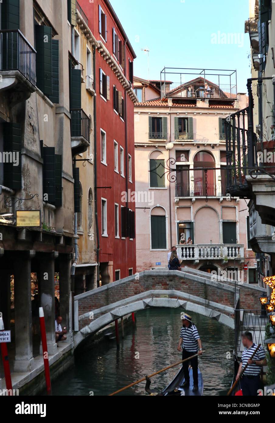 Città vecchia, canale e ponte vecchio nel quartiere San Marco di Venezia, Italia Foto Stock