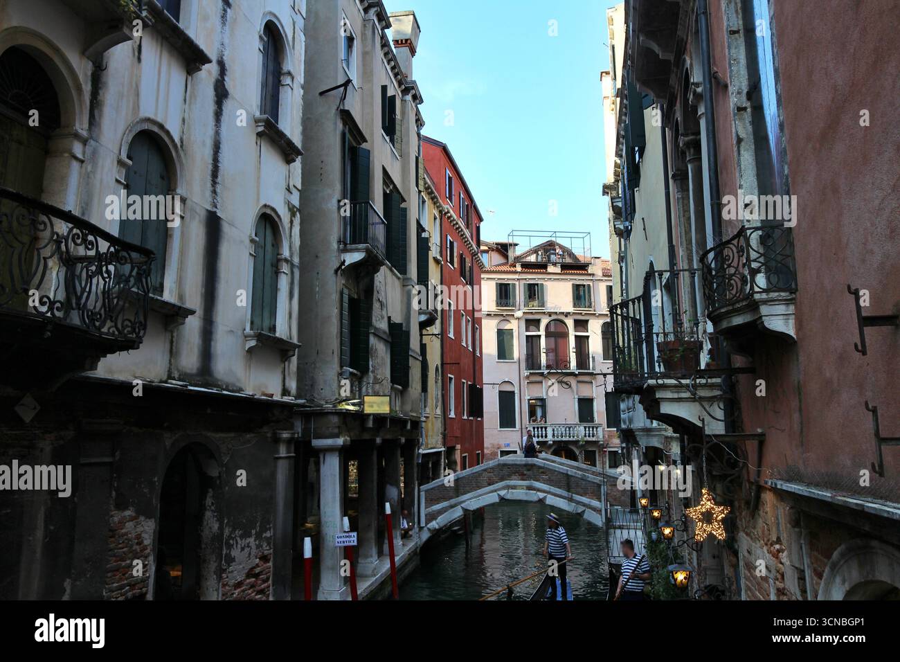 Città vecchia, canale e ponte vecchio nel quartiere San Marco di Venezia, Italia Foto Stock