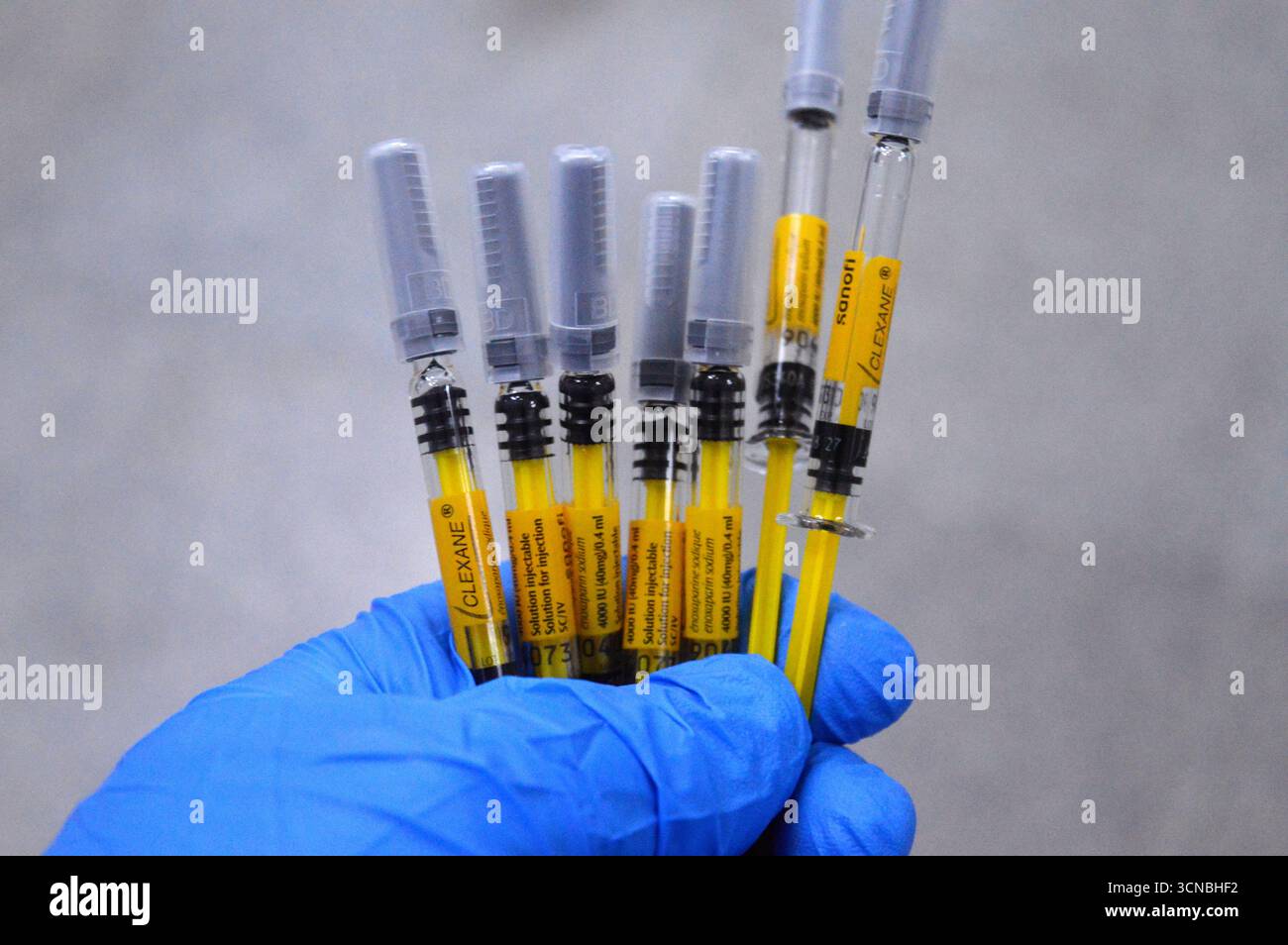 Cairo, Egitto, 16 settembre 2025: Clexane enoxaparin sodico di Sanofi, un farmaco anticoagulante (fluidificante del sangue), tratta e previene il trombo venoso profondo Foto Stock