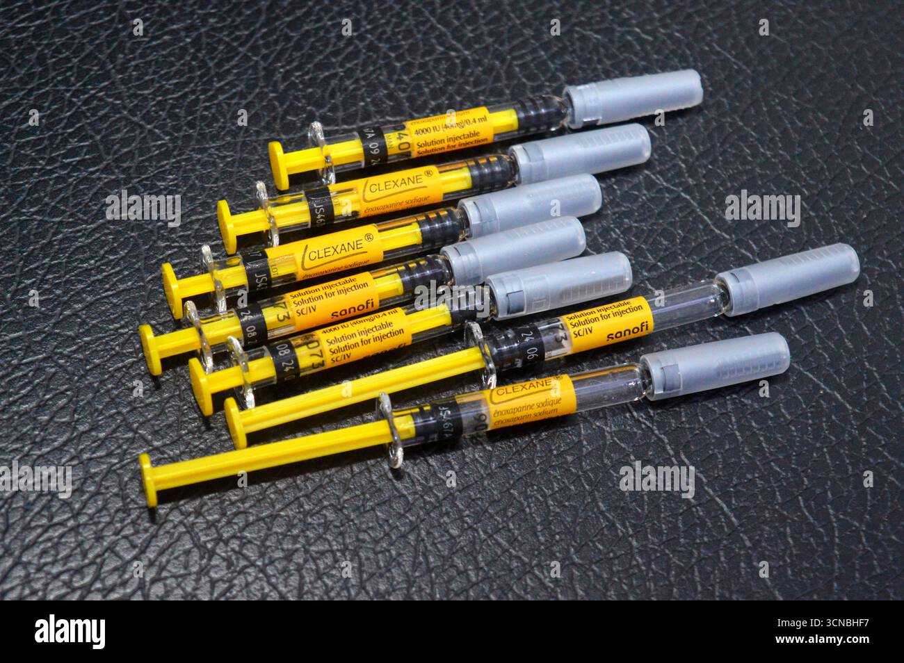 Cairo, Egitto, 16 settembre 2025: Clexane enoxaparin sodico di Sanofi, un farmaco anticoagulante (fluidificante del sangue), tratta e previene il trombo venoso profondo Foto Stock