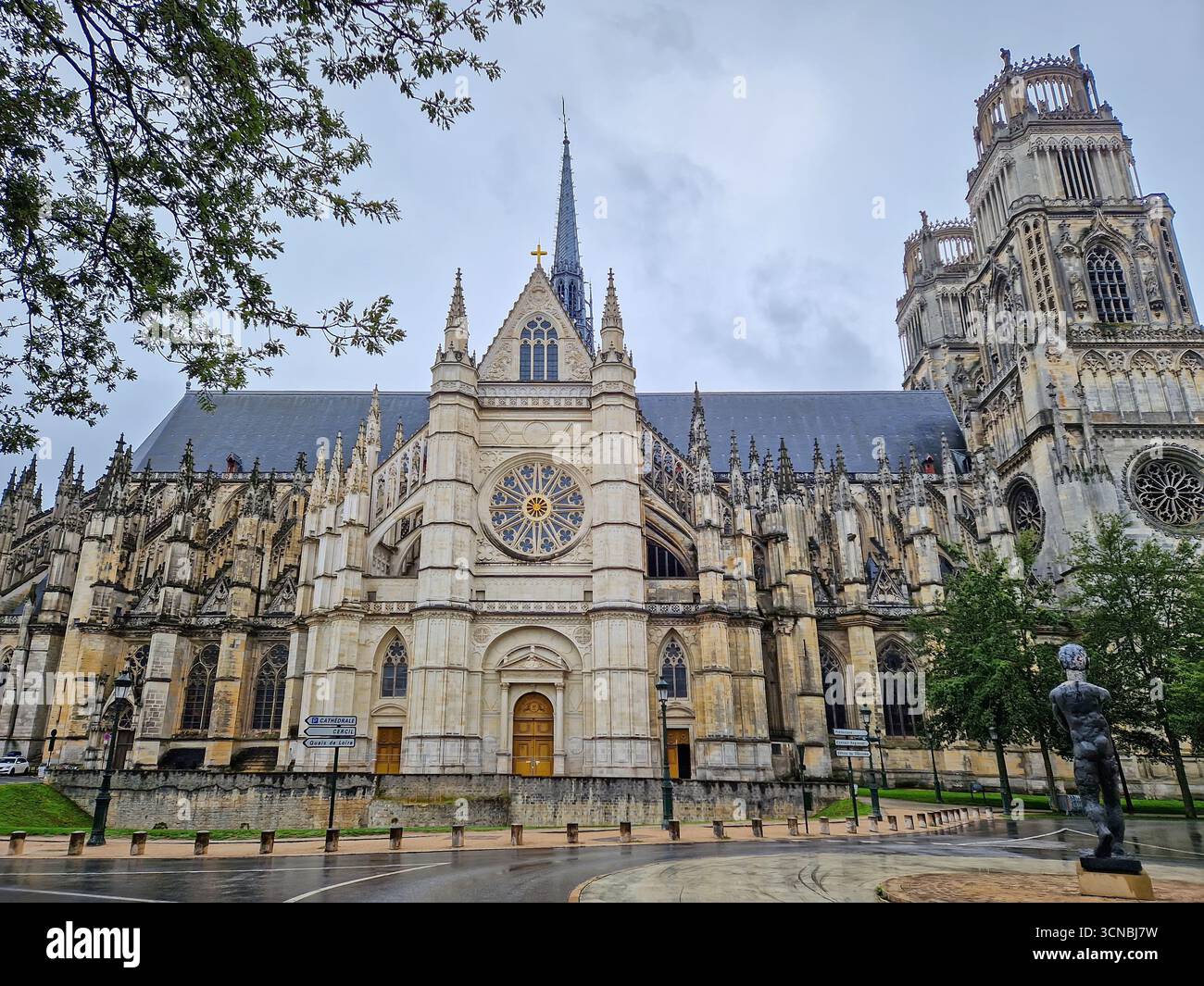 La magnifica Cattedrale gotica di Orleans della Santa Croce in un giorno di pioggia. Basilique francese Sainte-Croix ornata da torri gemelle e larg Foto Stock