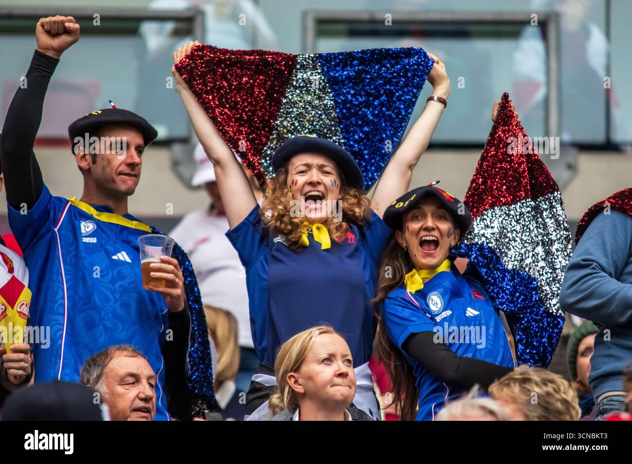 Bristol, Regno Unito, 20 settembre 2025 i tifosi francesi si divertono in attesa della semifinale 2, Francia contro Inghilterra, Ashton Gate, Bristol, Regno Unito. Alex Williams / Alamy Live News Foto Stock
