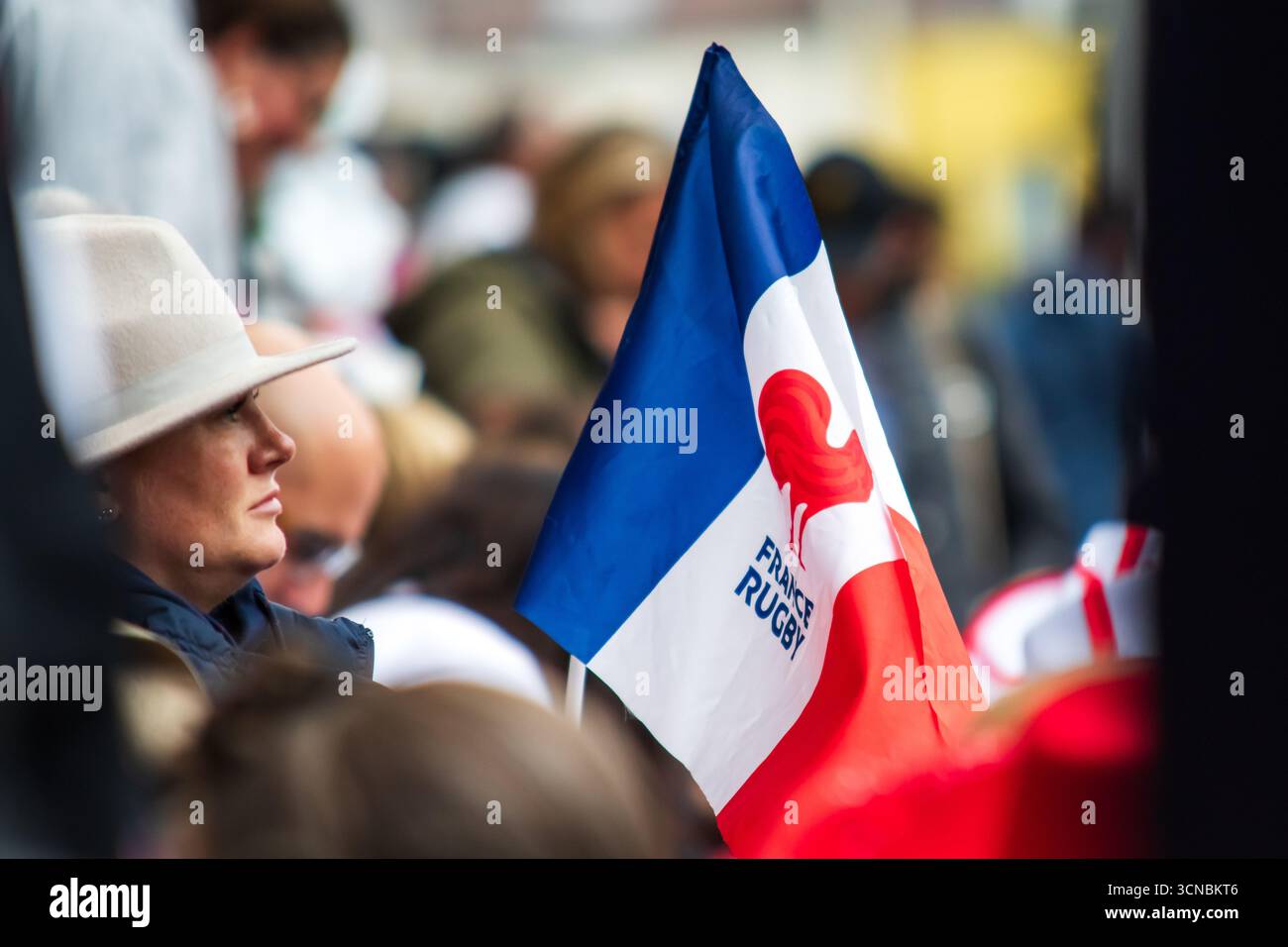 Bristol, Regno Unito, 20 settembre 2025 i tifosi francesi si divertono in attesa della semifinale 2, Francia contro Inghilterra, Ashton Gate, Bristol, Regno Unito. Alex Williams / Alamy Live News Foto Stock