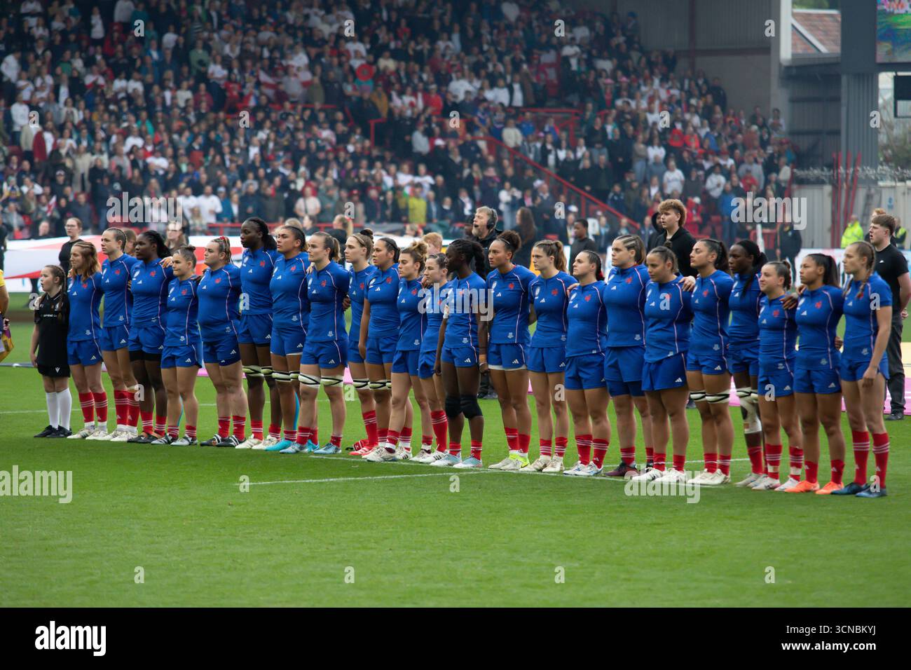 Bristol, Regno Unito, 20 settembre 2025 le parti si schierano per gli inni prima della semifinale 2, Francia contro Inghilterra, Ashton Gate, Bristol, Regno Unito. Alex Williams / Alamy Live News Foto Stock