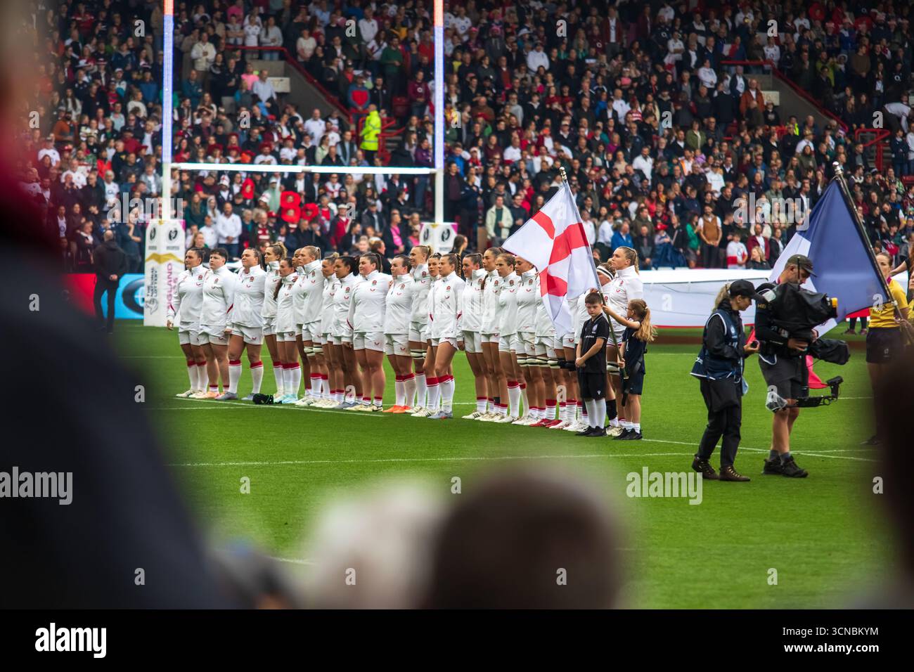 Bristol, Regno Unito, 20 settembre 2025 le parti si schierano per gli inni prima della semifinale 2, Francia contro Inghilterra, Ashton Gate, Bristol, Regno Unito. Alex Williams / Alamy Live News Foto Stock