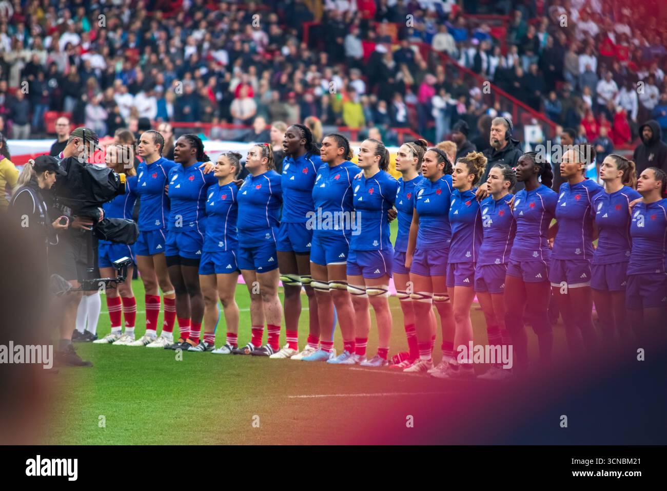 Bristol, Regno Unito, 20 settembre 2025 le parti si schierano per gli inni prima della semifinale 2, Francia contro Inghilterra, Ashton Gate, Bristol, Regno Unito. Alex Williams / Alamy Live News Foto Stock
