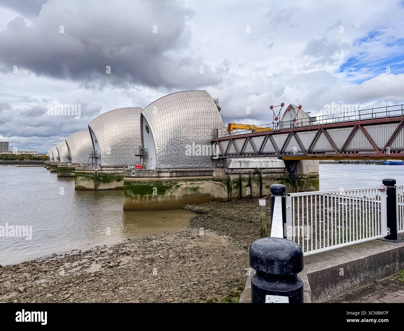 La Barriera del Tamigi oltre il Tamigi, Londra - Immagine stock catturata con smartphone