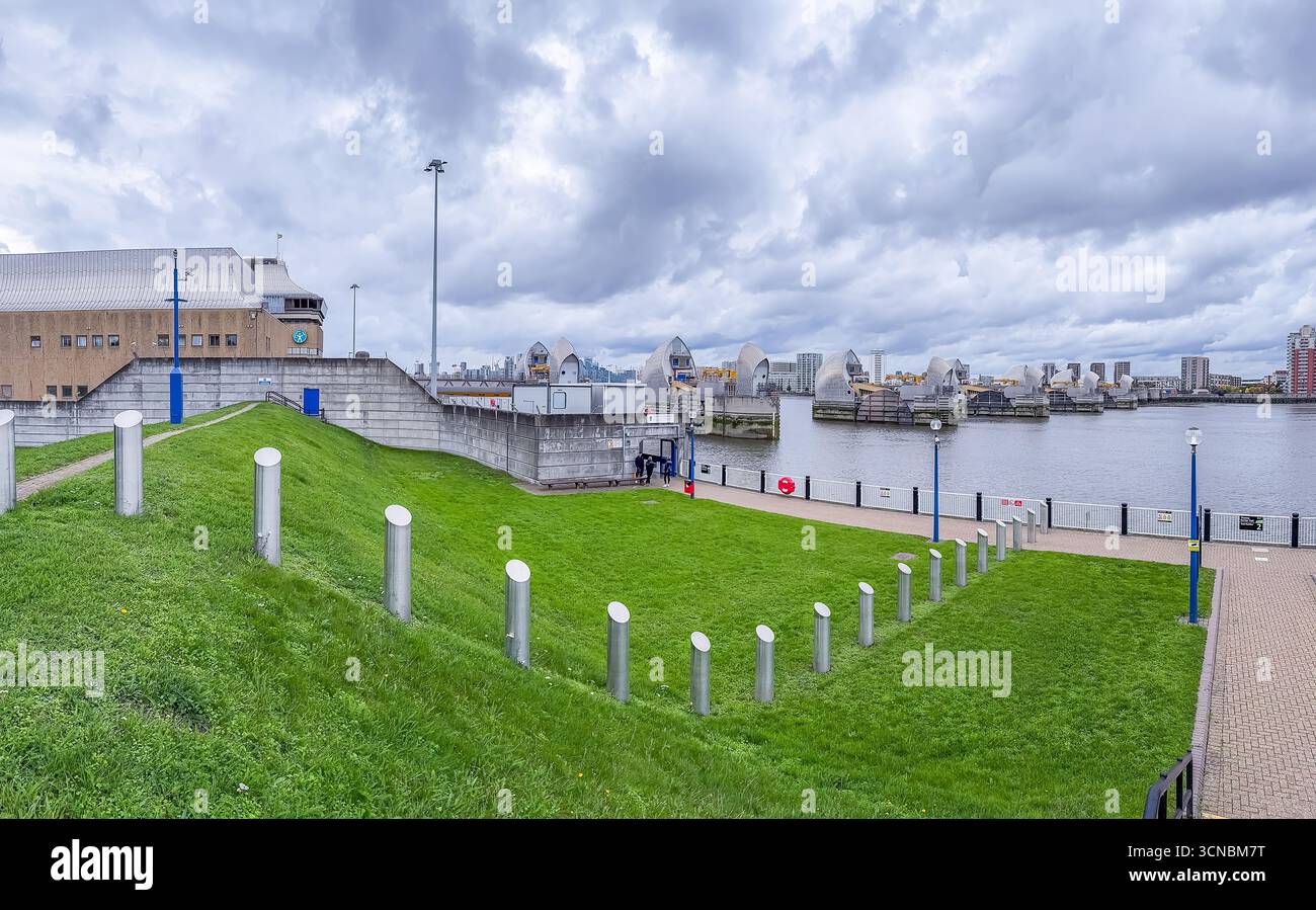 La Barriera del Tamigi oltre il Tamigi, Londra - Immagine stock catturata con smartphone