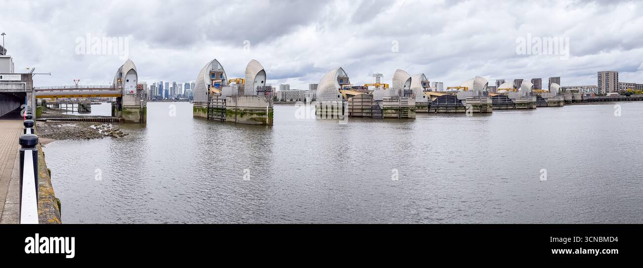 La Barriera del Tamigi oltre il Tamigi, Londra - Immagine stock catturata con smartphone