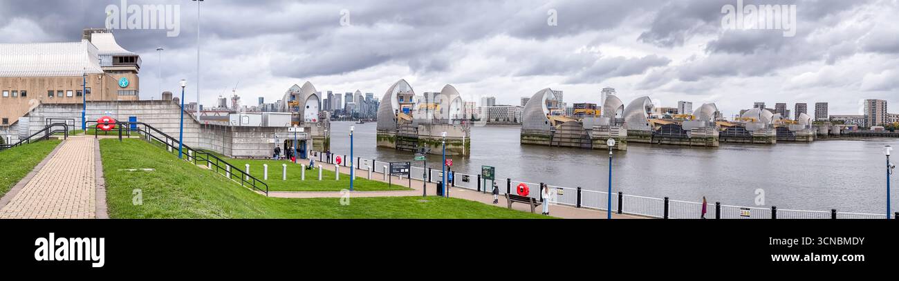 La Barriera del Tamigi oltre il Tamigi, Londra - Immagine stock catturata con smartphone