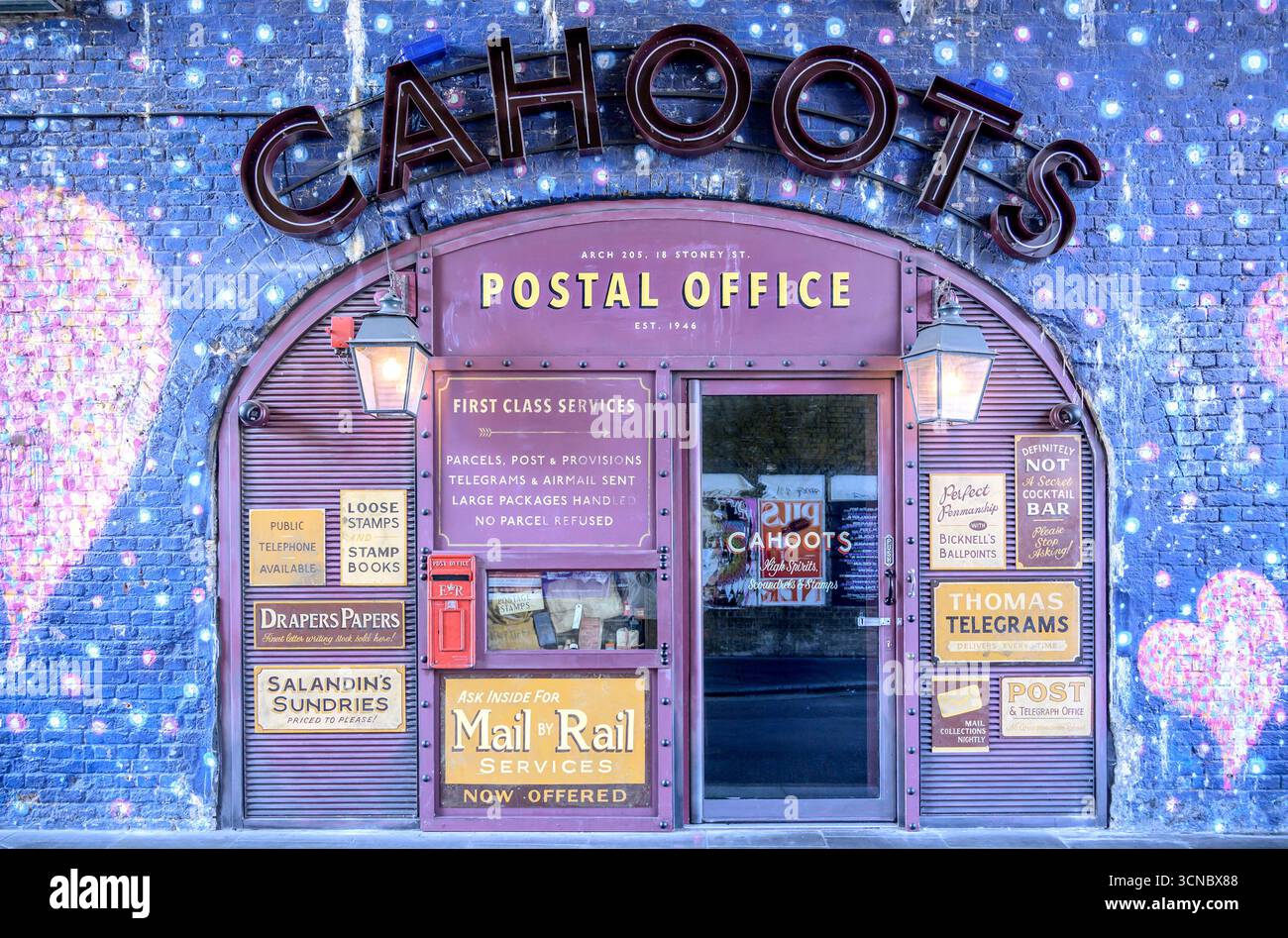 Londra, Regno Unito. Cahoots Wine Bar a Borough Yards, Southwark, in un ex ufficio postale Foto Stock