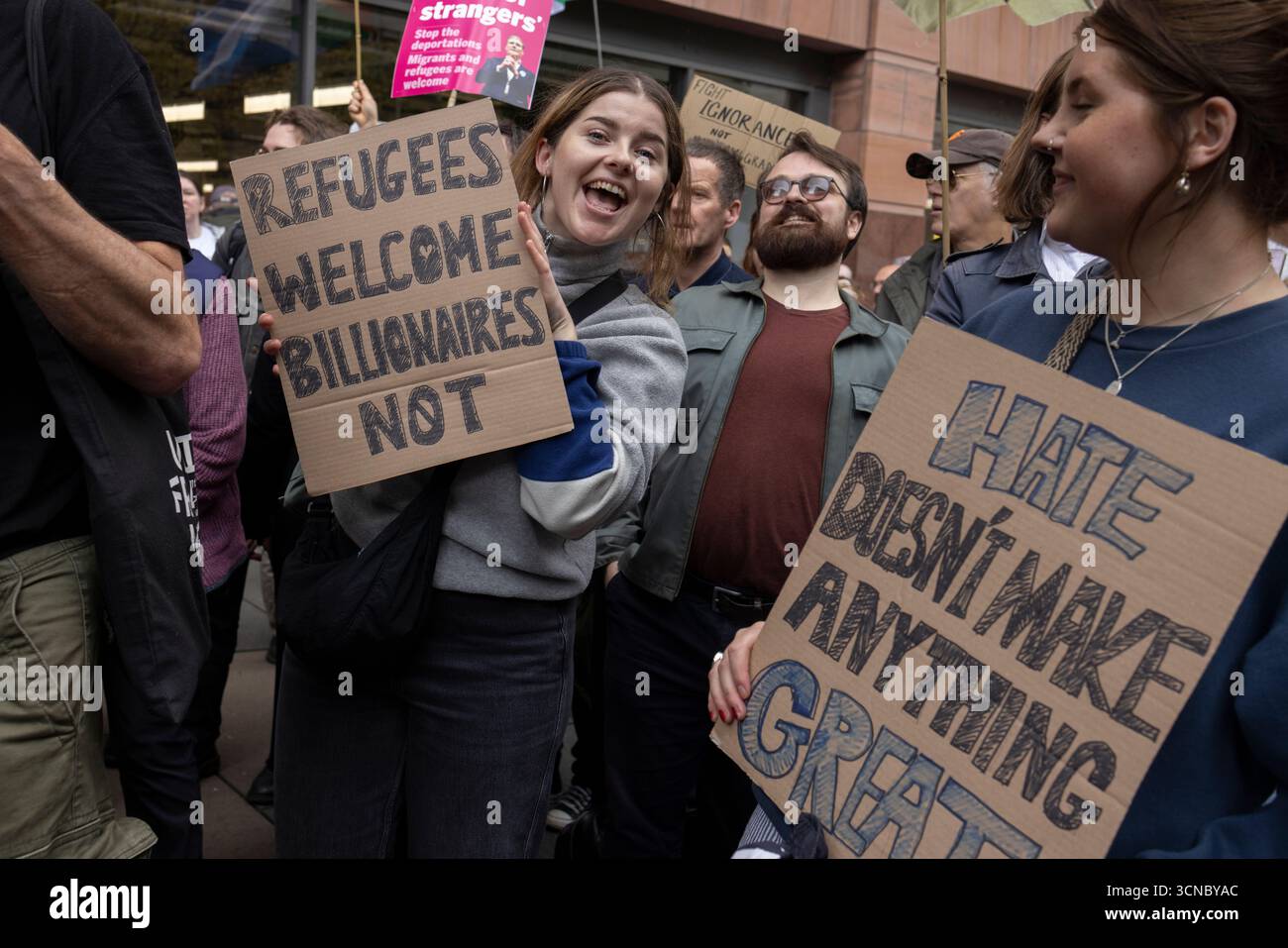 Glasgow, Scozia, 20 settembre 2025. Una manifestazione “Enough is Enough” e di estrema destra è accolta da un bancone più grande, Stand Up to Racism Meeting, nel centro di Glasgow, Scozia, 20 settembre 2025. Crediti: jeremy sutton-hibbert/Alamy Live News Foto Stock