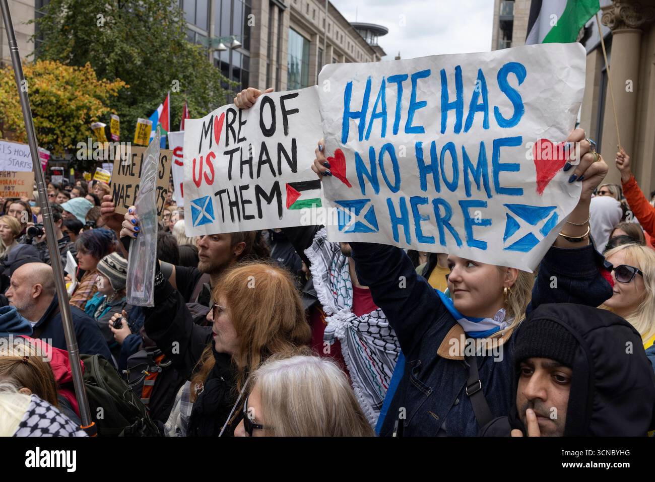 Glasgow, Scozia, 20 settembre 2025. Una manifestazione “Enough is Enough” e di estrema destra è accolta da un bancone più grande, Stand Up to Racism Meeting, nel centro di Glasgow, Scozia, 20 settembre 2025. Crediti: jeremy sutton-hibbert/Alamy Live News Foto Stock