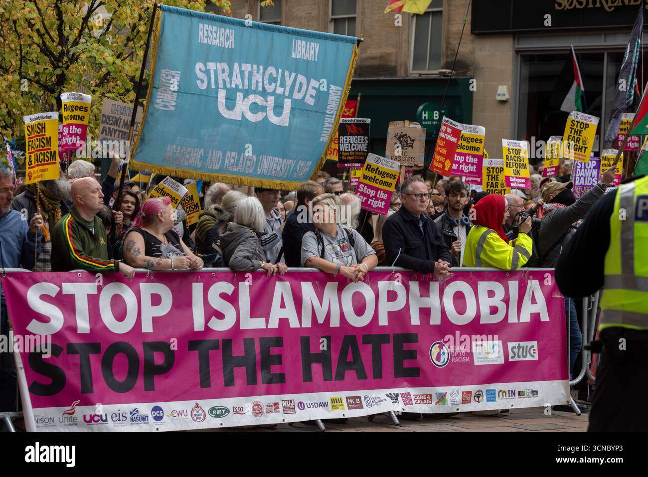 Glasgow, Scozia, 20 settembre 2025. Una manifestazione “Enough is Enough” e di estrema destra è accolta da un bancone più grande, Stand Up to Racism Meeting, nel centro di Glasgow, Scozia, 20 settembre 2025. Crediti: jeremy sutton-hibbert/Alamy Live News Foto Stock
