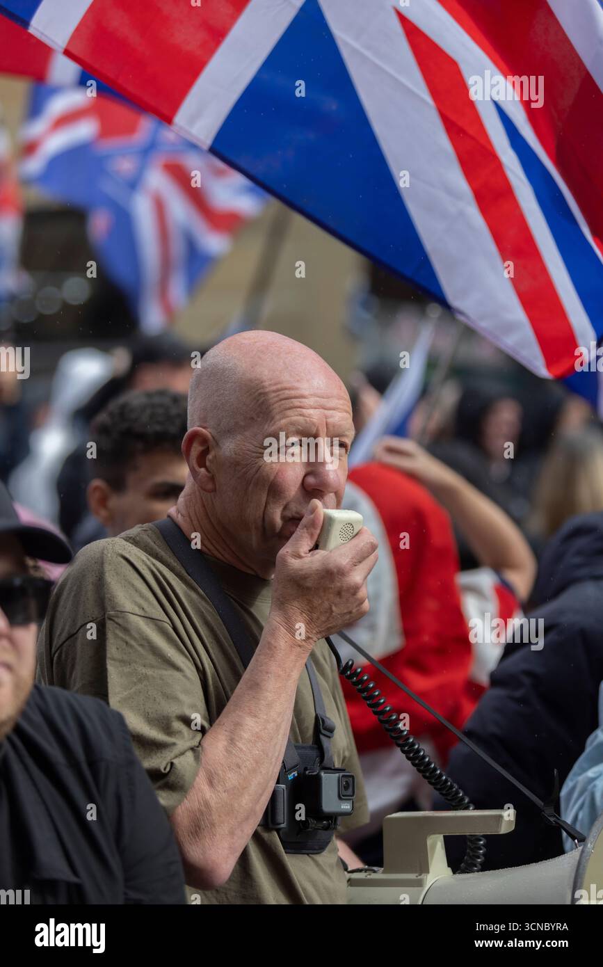 Glasgow, Scozia, 20 settembre 2025. ÔEnough è EnoughÕ ÔUnity RallyÕ e la manifestazione di estrema destra è accolta da un bancone più grande Stand Up to Racism Meeting, nel centro della città di Glasgow, in Scozia, 20 settembre 2025. Crediti: jeremy sutton-hibbert/Alamy Live News Foto Stock