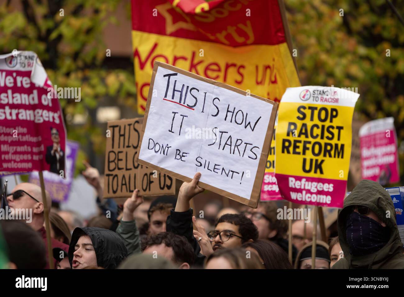Glasgow, Scozia, 20 settembre 2025. Una manifestazione “Enough is Enough” e di estrema destra è accolta da un bancone più grande, Stand Up to Racism Meeting, nel centro di Glasgow, Scozia, 20 settembre 2025. Crediti: jeremy sutton-hibbert/Alamy Live News Foto Stock