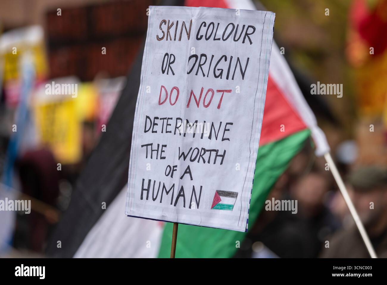 Glasgow, Scozia, 20 settembre 2025. Una manifestazione “Enough is Enough” e di estrema destra è accolta da un bancone più grande, Stand Up to Racism Meeting, nel centro di Glasgow, Scozia, 20 settembre 2025. Crediti: jeremy sutton-hibbert/Alamy Live News Foto Stock