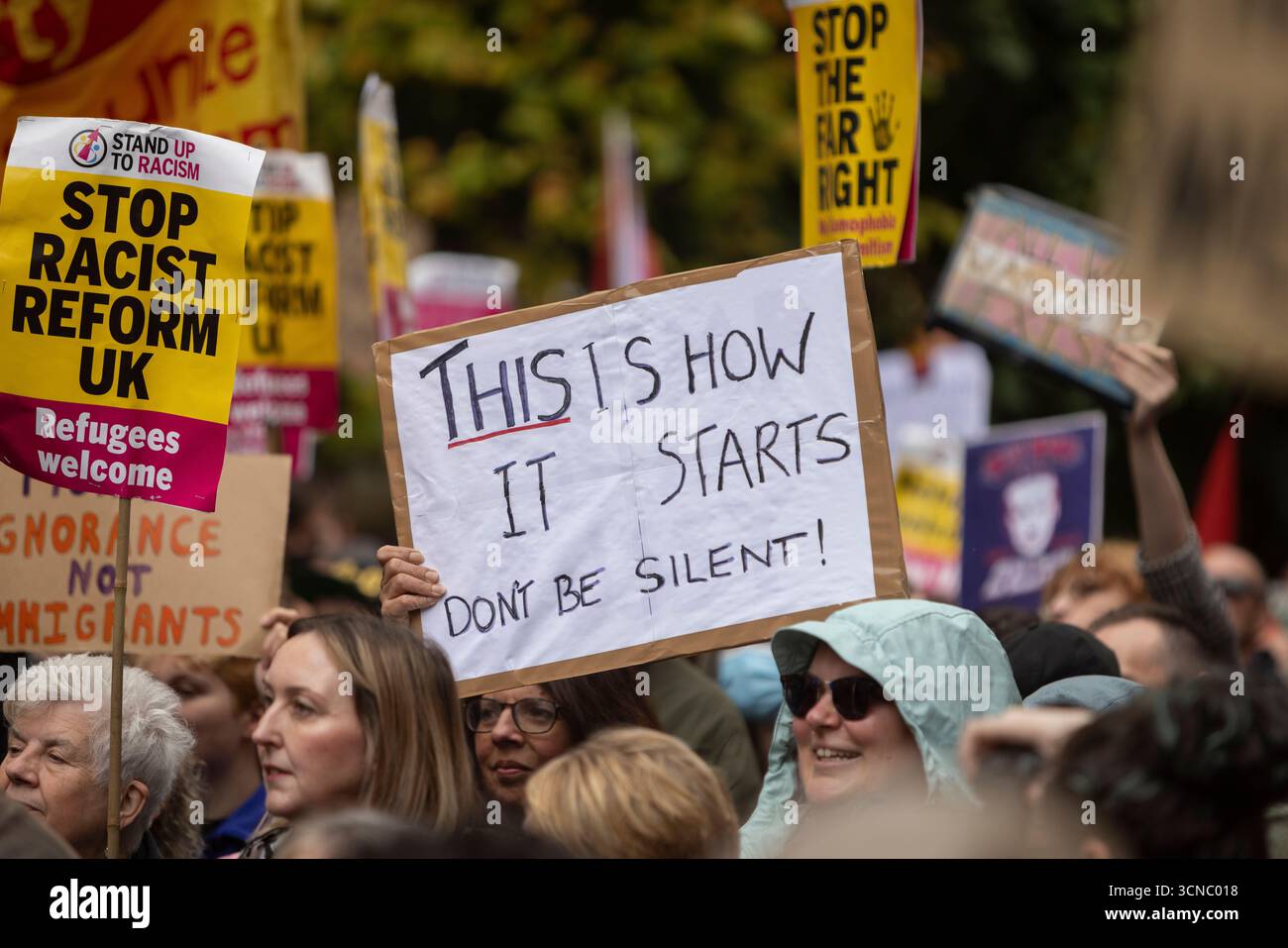 Glasgow, Scozia, 20 settembre 2025. Una manifestazione “Enough is Enough” e di estrema destra è accolta da un bancone più grande, Stand Up to Racism Meeting, nel centro di Glasgow, Scozia, 20 settembre 2025. Crediti: jeremy sutton-hibbert/Alamy Live News Foto Stock