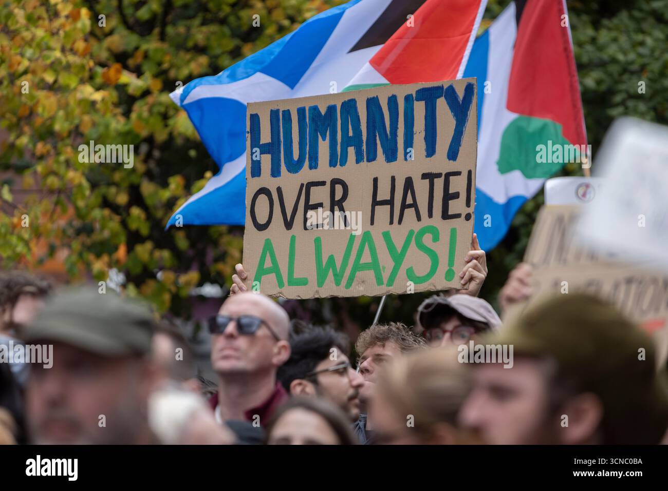 Glasgow, Scozia, 20 settembre 2025. Una manifestazione “Enough is Enough” e di estrema destra è accolta da un bancone più grande, Stand Up to Racism Meeting, nel centro di Glasgow, Scozia, 20 settembre 2025. Crediti: jeremy sutton-hibbert/Alamy Live News Foto Stock