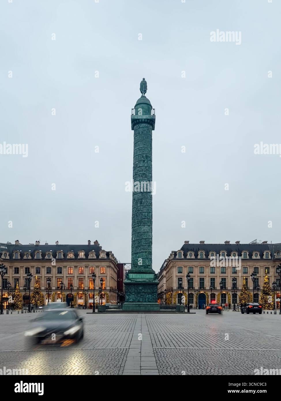 Raffinati negozi di gioielli e decorazioni natalizie in Place Vendôme a Parigi, Francia, dicembre 2024 Foto Stock